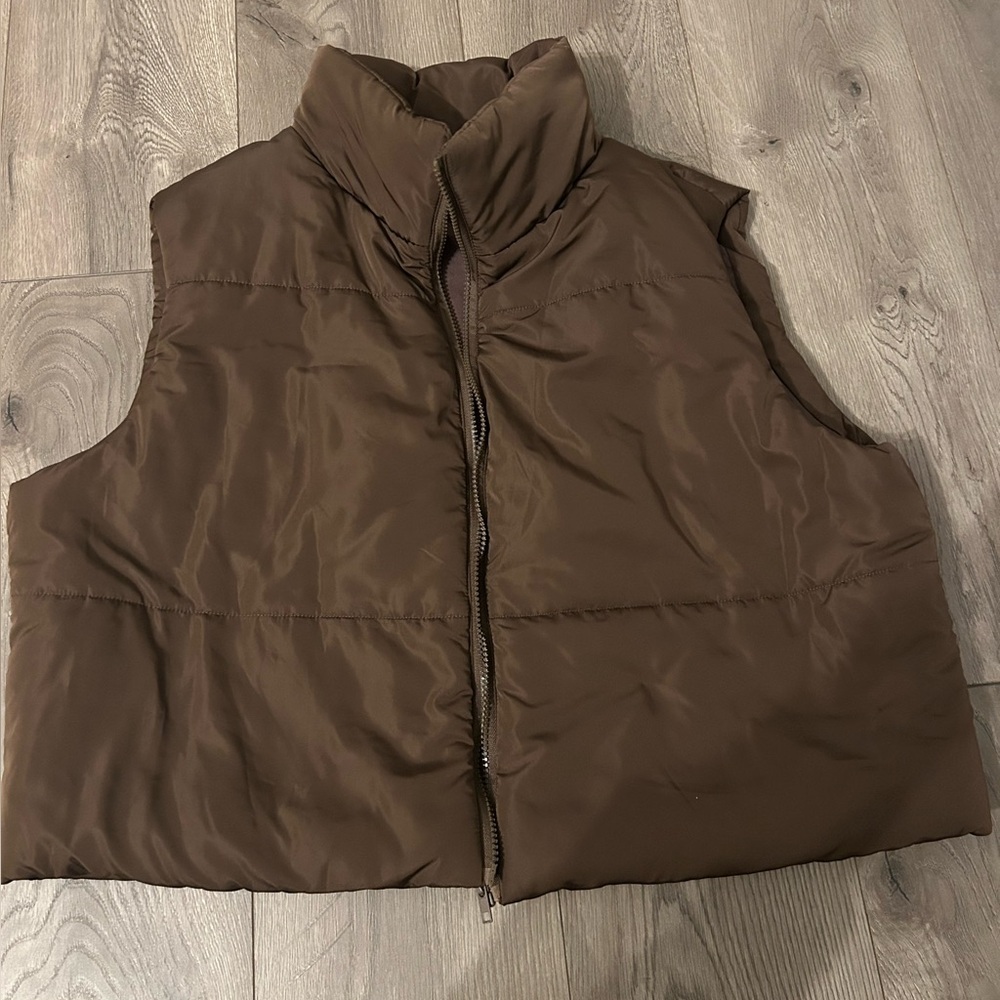 Women’s brown cropped puffer vest. Size 2XL